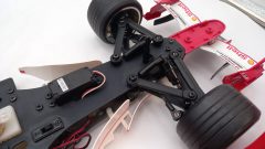 DeAgostini Ferrari F2004 M. Schumacher 1/8, modello radiocomandato a scoppio, radiocomando in frequenza, completa e funzionante - foto 7