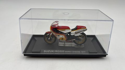 Suzuki RG500 B. Sheene 1977 1/24 senza scatola originale