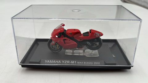 Yamaha YZR-M1 M. Biaggi 2002 1/24 senza scatola originale