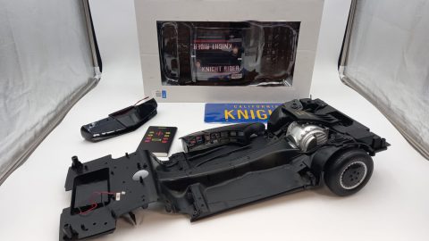 Knight Rider KITT 1/8 kit di montaggio completo di 110 parti, parti da 1 a 39 già montate, da 40 a 110 ancora da montare, completo di istruzioni