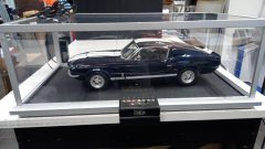 Mustang Shelby GT500 1967 1/8, kit montato con pulsantiera per effetti sonori, completo di teca in plexiglass illuminata, misure esterne teca 80,5x45,5 (+6 cm per la pulsantiera) x29 cm altezza, un lato della teca crepato come si vede in foto - foto 6
