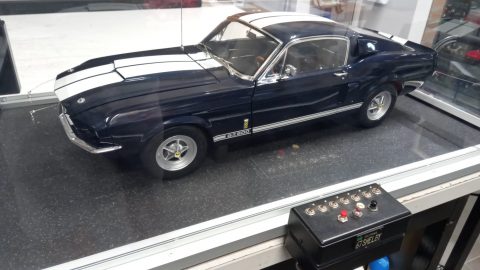 Mustang Shelby GT500 1967 1/8, kit montato con pulsantiera per effetti sonori, completo di teca in plexiglass illuminata, misure esterne teca 80,5x45,5 (+6 cm per la pulsantiera) x29 cm altezza, un lato della teca crepato come si vede in foto