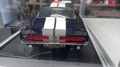 Mustang Shelby GT500 1967 1/8, kit montato con pulsantiera per effetti sonori, completo di teca in plexiglass illuminata, misure esterne teca 80,5x45,5 (+6 cm per la pulsantiera) x29 cm altezza, un lato della teca crepato come si vede in foto - foto 4