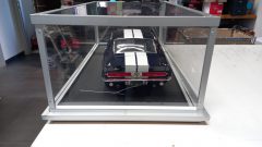 Mustang Shelby GT500 1967 1/8, kit montato con pulsantiera per effetti sonori, completo di teca in plexiglass illuminata, misure esterne teca 80,5x45,5 (+6 cm per la pulsantiera) x29 cm altezza, un lato della teca crepato come si vede in foto - foto 7