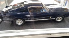 Mustang Shelby GT500 1967 1/8, kit montato con pulsantiera per effetti sonori, completo di teca in plexiglass illuminata, misure esterne teca 80,5x45,5 (+6 cm per la pulsantiera) x29 cm altezza, un lato della teca crepato come si vede in foto - foto 5