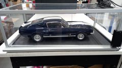 Mustang Shelby GT500 1967 1/8, kit montato con pulsantiera per effetti sonori, completo di teca in plexiglass illuminata, misure esterne teca 80,5x45,5 (+6 cm per la pulsantiera) x29 cm altezza, un lato della teca crepato come si vede in foto - foto 8