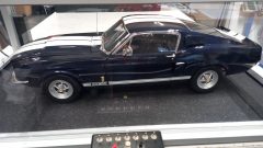 Mustang Shelby GT500 1967 1/8, kit montato con pulsantiera per effetti sonori, completo di teca in plexiglass illuminata, misure esterne teca 80,5x45,5 (+6 cm per la pulsantiera) x29 cm altezza, un lato della teca crepato come si vede in foto - foto 3