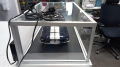 Mustang Shelby GT500 1967 1/8, kit montato con pulsantiera per effetti sonori, completo di teca in plexiglass illuminata, misure esterne teca 80,5x45,5 (+6 cm per la pulsantiera) x29 cm altezza, un lato della teca crepato come si vede in foto - foto 9
