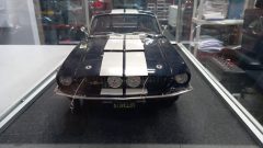 Mustang Shelby GT500 1967 1/8, kit montato con pulsantiera per effetti sonori, completo di teca in plexiglass illuminata, misure esterne teca 80,5x45,5 (+6 cm per la pulsantiera) x29 cm altezza, un lato della teca crepato come si vede in foto - foto 2