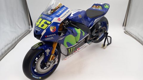 Yamaha YZR-M1 Valentino Rossi 2016 1/4, kit montato in perfette condizioni, cavalletto mancante di una ruota