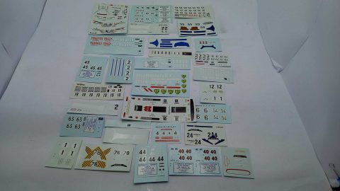 Lotto di 30 decals assortite per modelli in scala 1/43