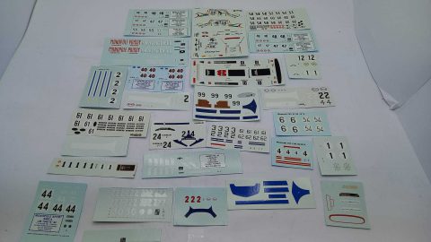 Lotto di 28 decals assortite per modelli in scala 1/43