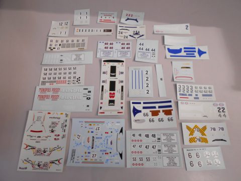 Lotto di 27 decals assortite per modelli in scala 1/43