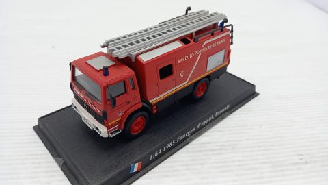 Renault fourgon d'appui Vigili del fuoco 1985 1/64, un paio di vetri staccati, senza scatola originale