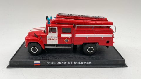 camion dei pompieri ZIL 130-431410 del 1964 in servizio in Kazakistan,specchietti rotti 1/57 senza scatola originale