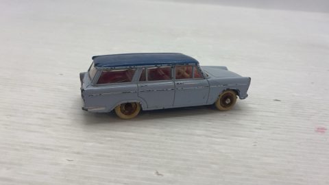 Dinky Toys Fiat 1800 1/43 senza scatola originale, segni di usura, vernice rovinata, ruote consumate