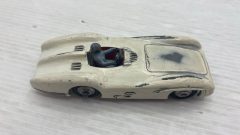 Dinky Toys Mercedes Benz 1/43 senza scatola originale, vernice rovinata, segni di usura - scala 1:43