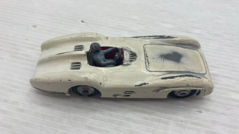 Dinky Toys Mercedes Benz 1/43 senza scatola originale, vernice rovinata, segni di usura
