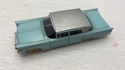 Dinky Toys Lincoln Premiere 1/43 senza scatola originale, vernice rovinata, segni del tempo