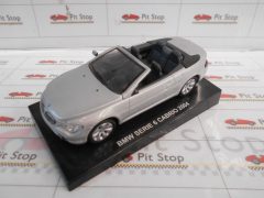 BMW Serie 6 Cabrio 2006 1/43, senza scatola originale, senza specchietto guidatore, un segno sulla carrozzeria sinistra - sc?