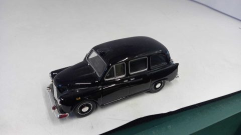 Austin FX4 London Taxi 1/43, senza scatola originale, lieve fioritura della vernice