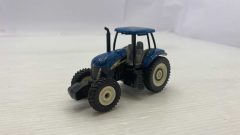 Trattore New Holland TG255 1/76, senza scatola originale. Misure 9 cm di lunghezza, 5 cm di altezza e 4 cm larghezza - scala?