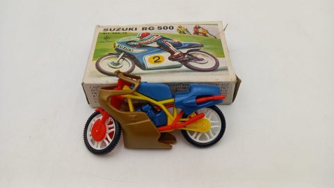CGGC Suzuki RG 500 1/24, codice originale 396/16, kit in plastica montato