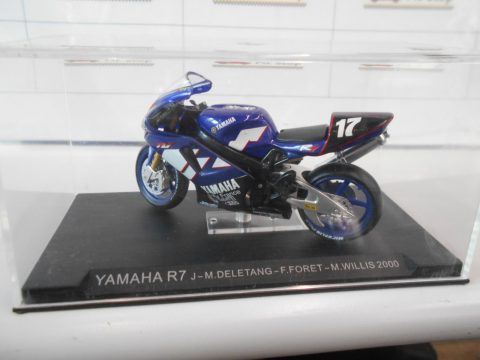 Yamaha R7 2000 1/24, qualche imperfezione nella teca, senza scatola originale