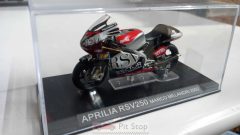 Aprilia RSV250 Marco Melandri 2002 1/24, senza scatola originale - scala 1:24