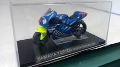 Yamaha YZR500 Shinya Nakano 2001 1/24, senza scatola originale - scala 1:24