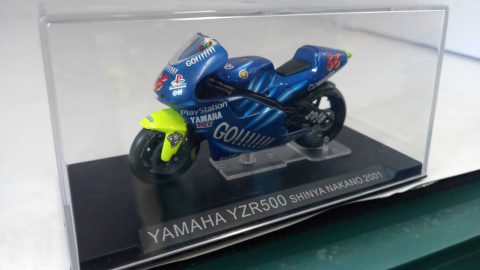 Yamaha YZR500 Shinya Nakano 2001 1/24, senza scatola originale