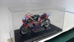 Suzuki GSX-R 2001 1/24, senza scatola originale, teca con alcune imperfezioni - scala 1:24