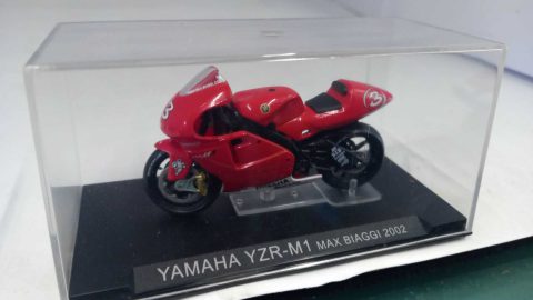Yamaha YZR-M1 Max Biaggi 2002 1/24, senza scatola originale