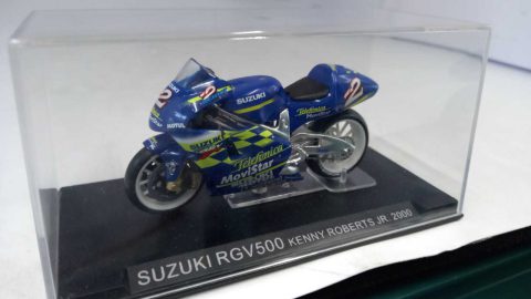 Suzuki RGV500 Kenny Roberts JR 2000 1/24, senza scatola originale