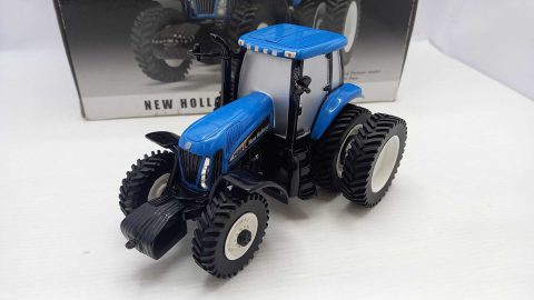 ERTL New Holland TG255 Tractor 2003 1/32, confezione lievemente usurata