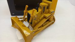 Ertl Caterpillar D10N Track Type Tractor 1/50, confezione lievemente usurata - scala 1:50