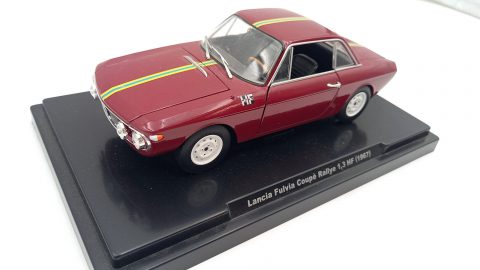 Lancia Fulvia Coupe Rallye 1,3 HF 1967 1/24, segni di colla sulla carrozzeria, senza scatola originale