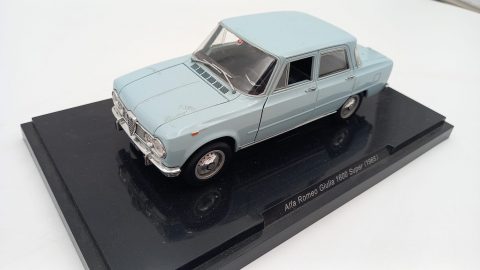 Fabbri Alfa Romeo Giulia 1600 Super 1965 1/24, segni di colla sulla carrozzeria, senza scatola originale