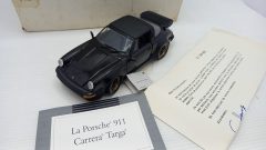 Franklin Mint Porsche 911 Carrera Targa 1/24, lievissima fioritura vernice, confezione usurata - foto 3