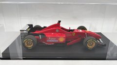 GP Replicas Ferrari F310 Schumacher Winner Spanish GP 1996 1/18 - foto 3