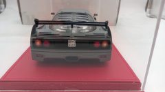 GT Spirit Ferrari F40 Competizione 2022 1/18, in teca di plexiglass con base similpelle, completo di scatola originale - foto 4