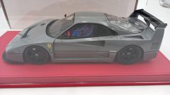 GT Spirit Ferrari F40 Competizione 2022 1/18, in teca di plexiglass con base similpelle, completo di scatola originale - foto 3