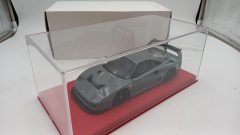 GT Spirit Ferrari F40 Competizione 2022 1/18, in teca di plexiglass con base similpelle, completo di scatola originale - foto 7
