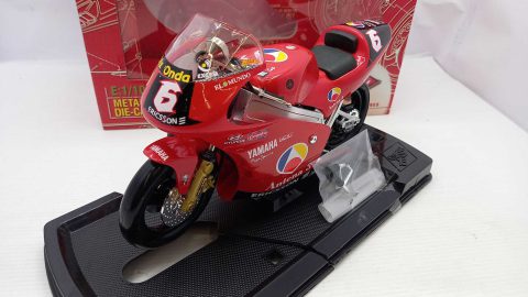 Guiloy Yamaha YZR 500 N. Abe 1/10, confezione lievemente usurata nella parte trasparente