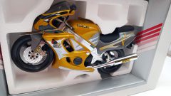 Guiloy Suzuki GSX-R 750 1/10, confezione lievemente usurata - foto 2