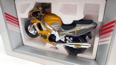 Guiloy Suzuki GSX-R 750 1/10, confezione lievemente usurata - foto 3