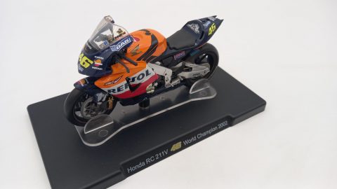 Honda RC 211V Valentino Rossi World Champion 2002 1/18, senza scatola originale
