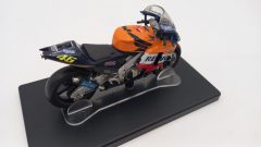 Honda RC 211V Valentino Rossi World Champion 2002 1/18, senza scatola originale - foto 2