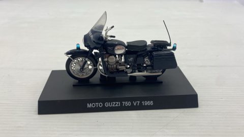 Moto Guzzi 750 V7 Carabinieri 1966 1/24 senza teca e senza scatola originale