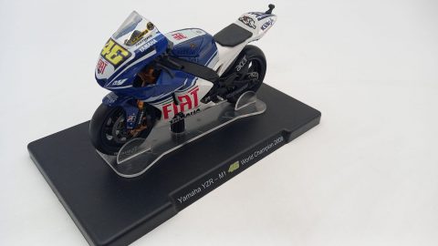 Yamaha YZR-M1 Valentino Rossi World Champion 2008 1/18, senza scatola originale